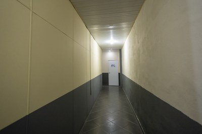 CORREDOR DE ACESSO À COPA E AOS BANHEIROS DO TÉRREO