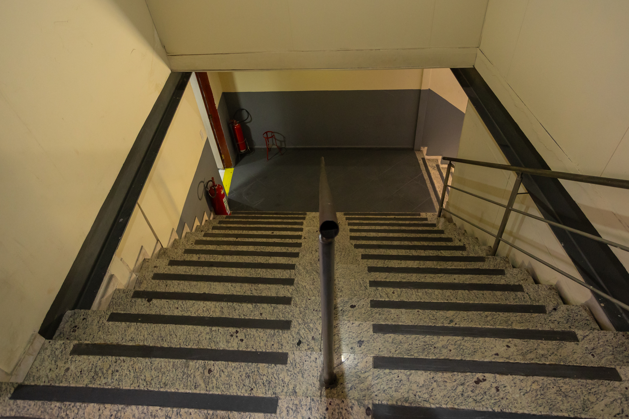 ESCADA DE ACESSO AO SEGUNDO PISO 4