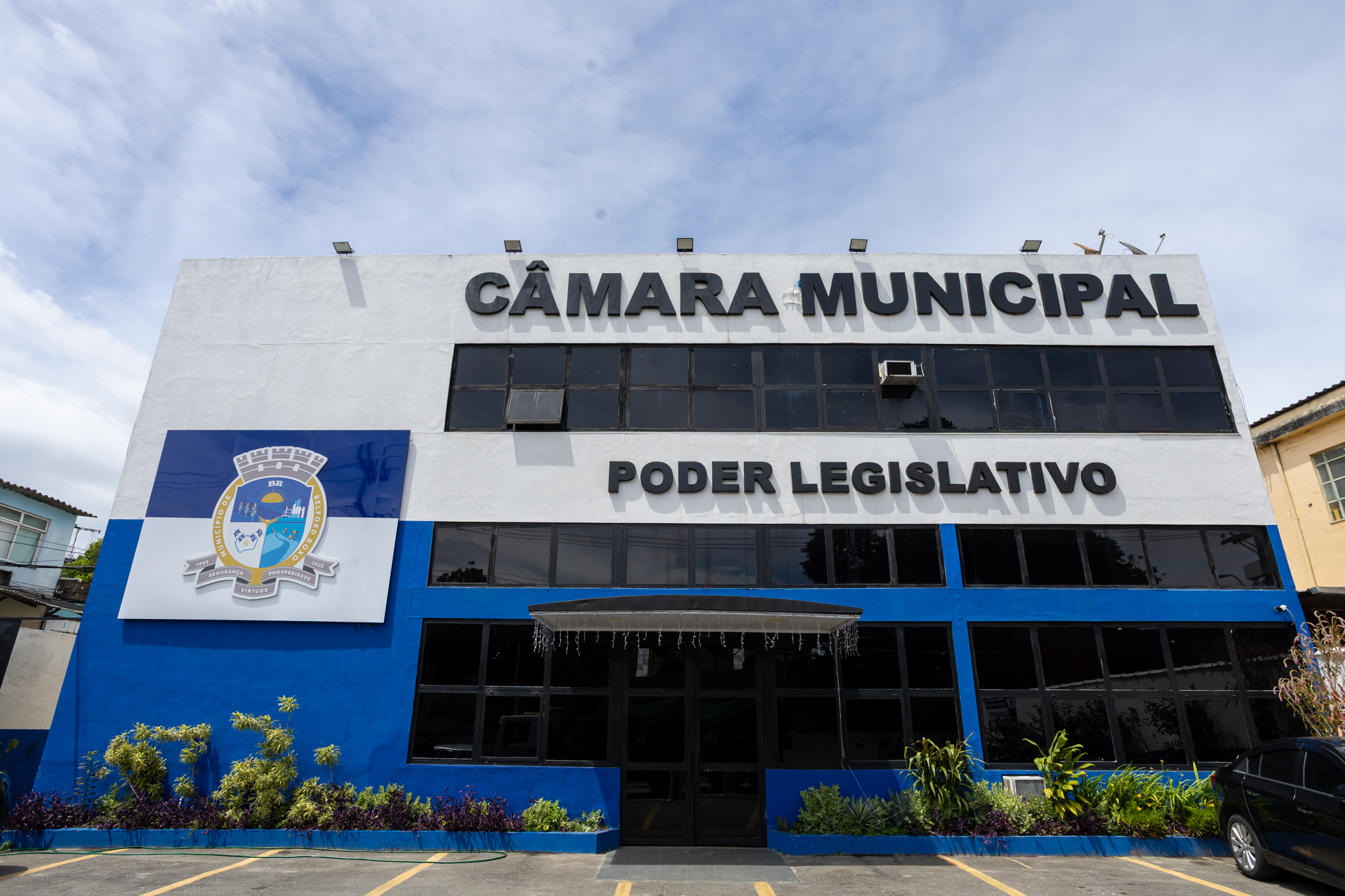 FACHADA E ESTACIONAMENTO - VISÃO CENTRAL 1