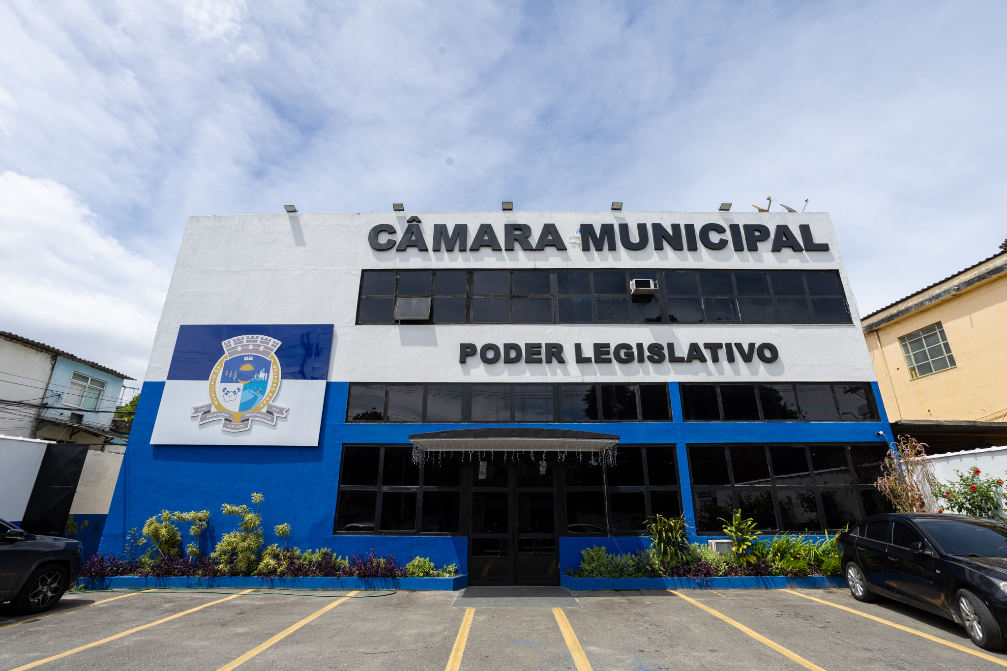 FACHADA E ESTACIONAMENTO - VISÃO CENTRAL 3