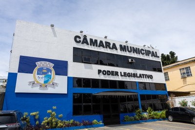 FACHADA E ESTACIONAMENTO - VISÃO ESQUERDA