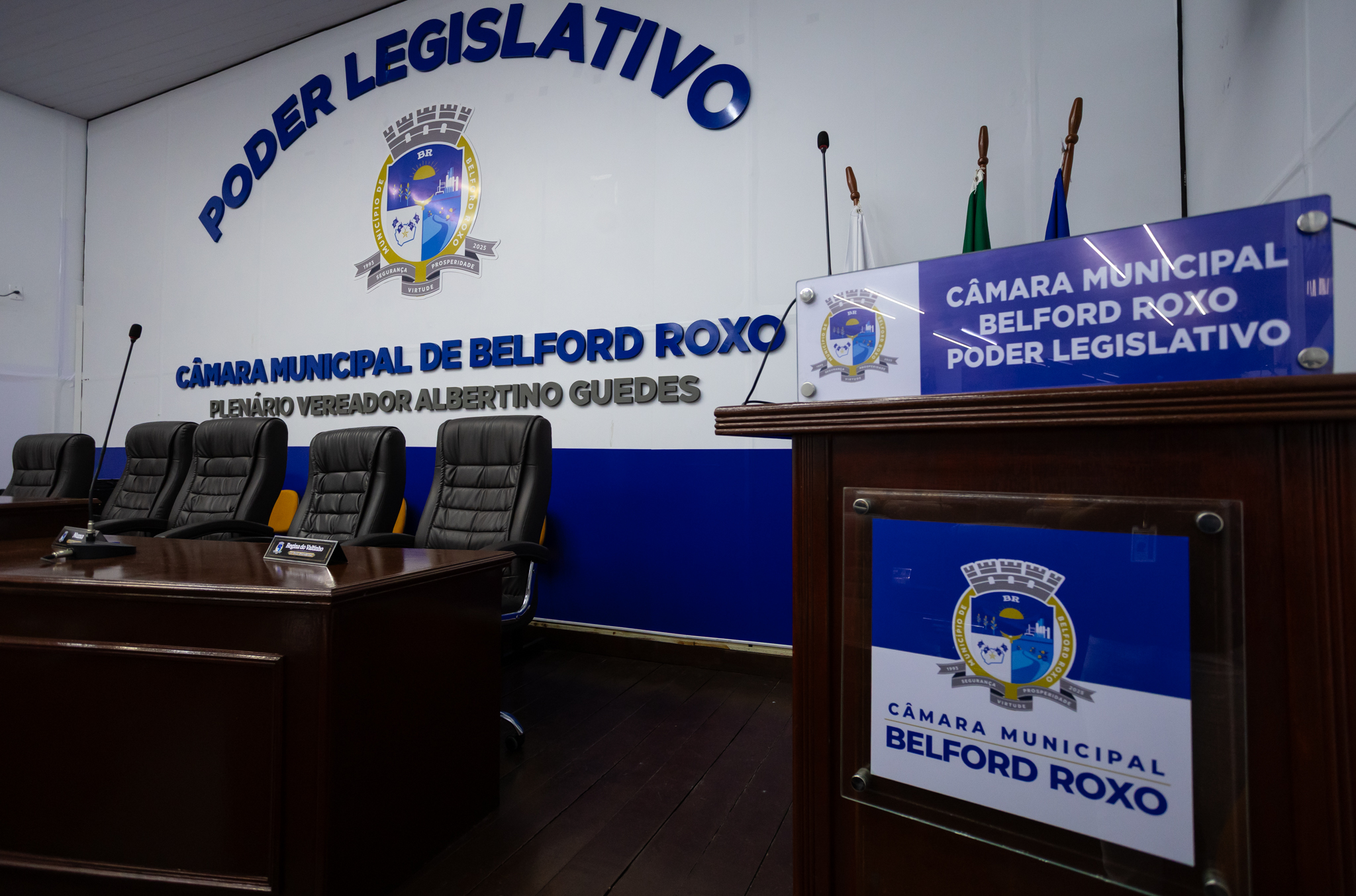 PLENÁRIO - VISÃO DIAGONAL - MESA DIRETORA E TRIBUNA