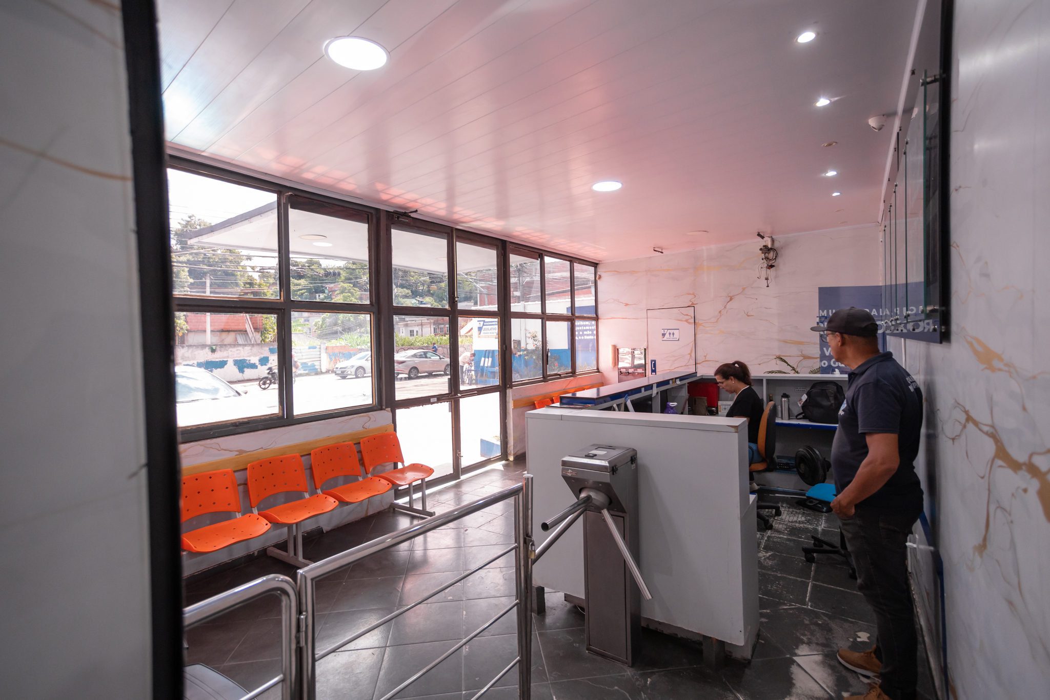 RECEPÇÃO - VISÃO LATERAL ESQUERDA E BANHEIROS - IMG1