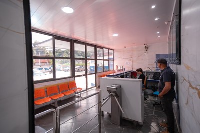 RECEPÇÃO - VISÃO LATERAL ESQUERDA E BANHEIROS - IMG1