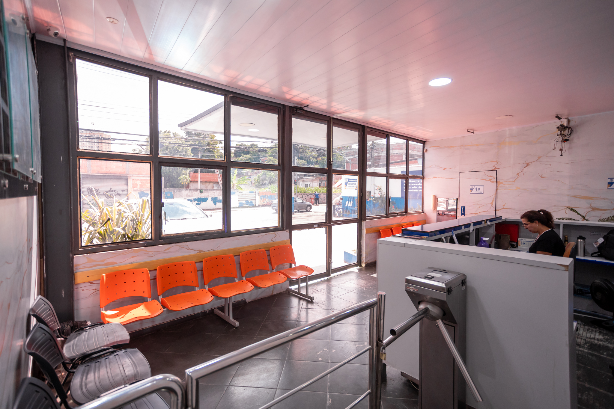 RECEPÇÃO - VISÃO LATERAL ESQUERDA E BANHEIROS - IMG2